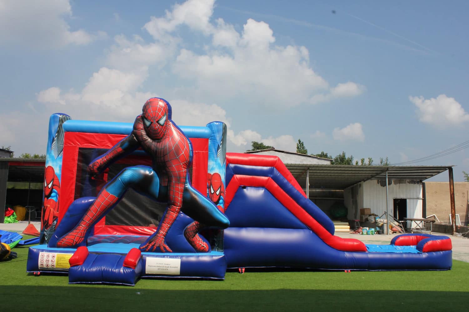 Hrad se skluzavkou a bazénem SPIDERMAN